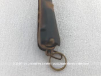 Voici une ancienne paire de lunettes, face à main pliable en bakélite pour une correction simple de loin. 