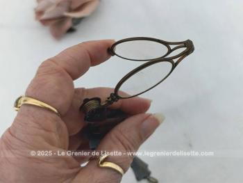Voici une ancienne paire de lunettes, face à main pliable en bakélite pour une correction simple de loin. 