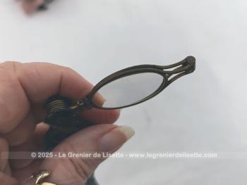 Voici une ancienne paire de lunettes, face à main pliable en bakélite pour une correction simple de loin. 