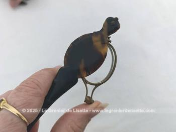 Voici une ancienne paire de lunettes, face à main pliable en bakélite pour une correction simple de loin. 