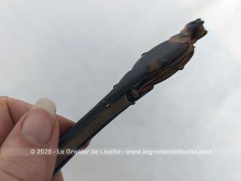 Voici une ancienne paire de lunettes, face à main pliable en bakélite pour une correction simple de loin. 