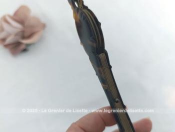 Voici une ancienne paire de lunettes, face à main pliable en bakélite pour une correction simple de loin. 