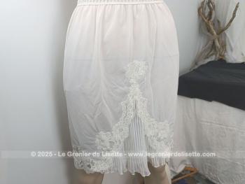 De la marque Kalinka des années 50/60, voici un superbe et original jupon vintage court  blanc cassé avec dentelle et un superbe empiècement plissé avec une taille élastiquée pouvant convenir d'une taille 36 à un petit 40.