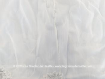 De la marque Kalinka des années 50/60, voici un superbe et original jupon vintage court  blanc cassé avec dentelle et un superbe empiècement plissé avec une taille élastiquée pouvant convenir d'une taille 36 à un petit 40.