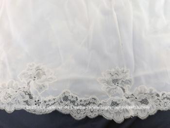 De la marque Kalinka des années 50/60, voici un superbe et original jupon vintage court  blanc cassé avec dentelle et un superbe empiècement plissé avec une taille élastiquée pouvant convenir d'une taille 36 à un petit 40.