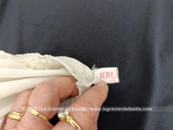 De la marque Kalinka des années 50/60, voici un superbe et original jupon vintage court  blanc cassé avec dentelle et un superbe empiècement plissé avec une taille élastiquée pouvant convenir d'une taille 36 à un petit 40.