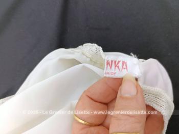 De la marque Kalinka des années 50/60, voici un superbe et original jupon vintage court  blanc cassé avec dentelle et un superbe empiècement plissé avec une taille élastiquée pouvant convenir d'une taille 36 à un petit 40.