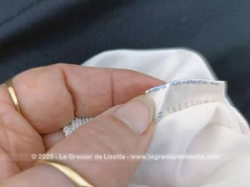 De la marque Kalinka des années 50/60, voici un superbe et original jupon vintage court  blanc cassé avec dentelle et un superbe empiècement plissé avec une taille élastiquée pouvant convenir d'une taille 36 à un petit 40.