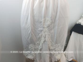 De la marque Kalinka des années 50/60, voici un superbe et original jupon vintage court  blanc cassé avec dentelle et un superbe empiècement plissé avec une taille élastiquée pouvant convenir d'une taille 36 à un petit 40.
