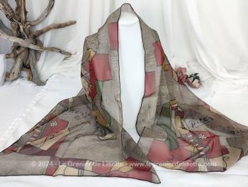 Voici un foulard en viscose polyester,  de 50 x 125 cm, avec sur un fond beige des dessins de Pablo Piacasso ainsi que sa signature. Un foulard original, discret et très élégant.