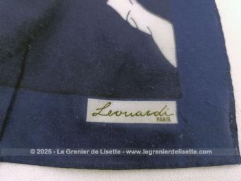 De la marque Léonardi Paris, voici un foulard vintage 100 % polyester de 73 x 77 cm décoré par un encadrement bleu marine et de deux silhouettes de femmes Art Déco dans un contexte tout en tons bleus.