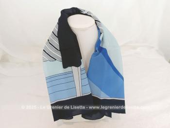 De la marque Léonardi Paris, voici un foulard vintage 100 % polyester de 73 x 77 cm décoré par un encadrement bleu marine et de deux silhouettes de femmes Art Déco dans un contexte tout en tons bleus.