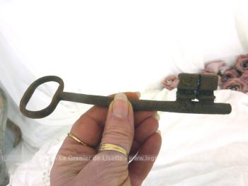 avec un détail surprenant : son anneau est dans le sens inverse de l’usage courant, peut-être une erreur de forge ou un modèle unique ?