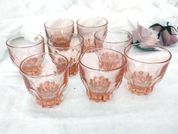 Sur 6 cm de haut, voici un lot de huit petits verres vintages en verre moulé couleur saumon avec un pied en décagone.