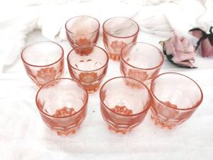 Sur 6 cm de haut, voici un lot de huit petits verres vintages en verre moulé couleur saumon avec un pied en décagone.