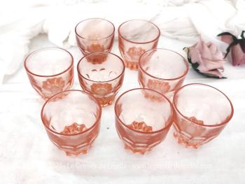 Sur 6 cm de haut, voici un lot de huit petits verres vintages en verre moulé couleur saumon avec un pied en décagone.