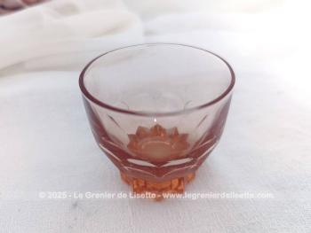 Sur 6 cm de haut, voici un lot de huit petits verres vintages en verre moulé couleur saumon avec un pied en décagone.