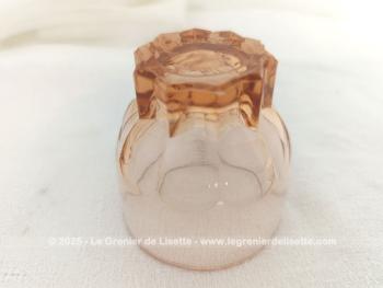 Sur 6 cm de haut, voici un lot de huit petits verres vintages en verre moulé couleur saumon avec un pied en décagone.