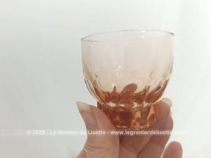 Lot de huit petits verres vintages moulé saumon