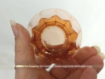 Sur 6 cm de haut, voici un lot de huit petits verres vintages en verre moulé couleur saumon avec un pied en décagone.