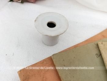 Voici trois cahiers scolaires de qualité avec couverture datant de 1932,1933 et 1934,  plus un encrier en porcelaine  et un en verre, un porte plume et des plumes. Pour une décoration vintage !