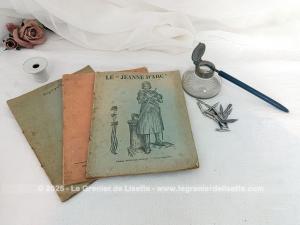 Voici trois cahiers scolaires de qualité avec couverture datant de 1932,1933 et 1934,  plus un encrier en porcelaine  et un en verre, un porte plume et des plumes. Pour une décoration vintage !