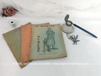 Voici trois cahiers scolaires de qualité avec couverture datant de 1932,1933 et 1934,  plus un encrier en porcelaine  et un en verre, un porte plume et des plumes. Pour une décoration vintage !