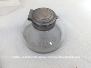 Voici trois cahiers scolaires de qualité avec couverture datant de 1932,1933 et 1934,  plus un encrier en porcelaine  et un en verre, un porte plume et des plumes. Pour une décoration vintage !