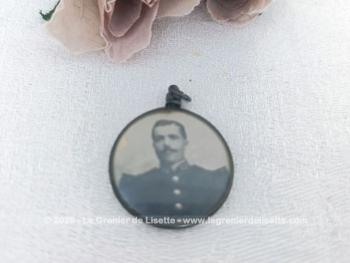 Superbe petit médaillon du début du siècle dernier de 2.5 cm de diamètre proposant sur chaque face la photo d'un soldat, le tout serti dans du métal argenté. 