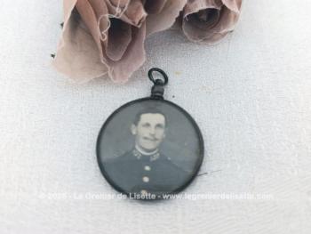 Superbe petit médaillon du début du siècle dernier de 2.5 cm de diamètre proposant sur chaque face la photo d'un soldat, le tout serti dans du métal argenté. 