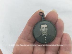 Superbe petit médaillon du début du siècle dernier de 2.5 cm de diamètre proposant sur chaque face la photo d'un soldat, le tout serti dans du métal argenté. 