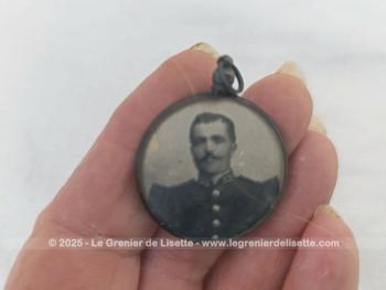 Superbe petit médaillon du début du siècle dernier de 2.5 cm de diamètre proposant sur chaque face la photo d'un soldat, le tout serti dans du métal argenté. 