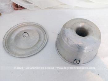 En aluminium, voici un ancien moule à gâteau à vapeur datant des années 50-60, en aluminium, avec cheminée centrale et couvercle avec ses traces du temps passé. Prévu autrefois pour une cuisson traditionnelle au bain-marie.