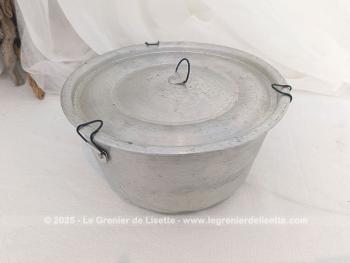 En aluminium, voici un ancien moule à gâteau à vapeur datant des années 50-60, en aluminium, avec cheminée centrale et couvercle avec ses traces du temps passé. Prévu autrefois pour une cuisson traditionnelle au bain-marie.