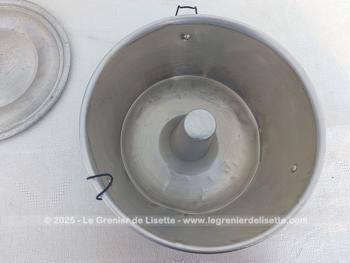En aluminium, voici un ancien moule à gâteau à vapeur datant des années 50-60, en aluminium, avec cheminée centrale et couvercle avec ses traces du temps passé. Prévu autrefois pour une cuisson traditionnelle au bain-marie.