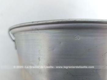 En aluminium, voici un ancien moule à gâteau à vapeur datant des années 50-60, en aluminium, avec cheminée centrale et couvercle avec ses traces du temps passé. Prévu autrefois pour une cuisson traditionnelle au bain-marie.