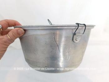 En aluminium, voici un ancien moule à gâteau à vapeur datant des années 50-60, en aluminium, avec cheminée centrale et couvercle avec ses traces du temps passé. Prévu autrefois pour une cuisson traditionnelle au bain-marie.