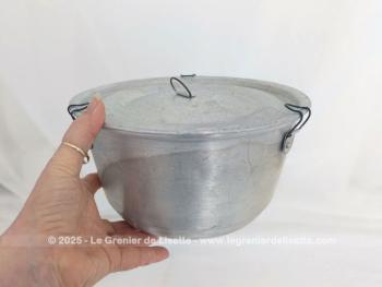En aluminium, voici un ancien moule à gâteau à vapeur datant des années 50-60, en aluminium, avec cheminée centrale et couvercle avec ses traces du temps passé. Prévu autrefois pour une cuisson traditionnelle au bain-marie.