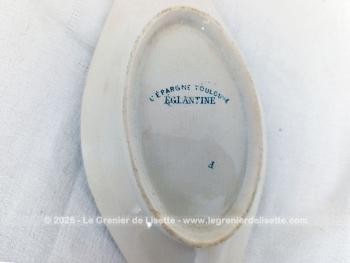 Voici un très ancien ravier aux décors fleuris couleur bleu canard avec le modèle Eglantine de L'Epargne Toulouse, modèle de la fin du XIX ou tout début XX°.