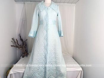 Datant des années 70, voici une robe de chambre longue, taille 40/42, en 100 % polyester matelassé bleu pastel,  de la marque ALTESSE, Made in France avec une forme très raffinée et princière.
