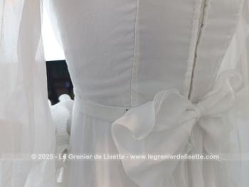 Taille 34 voire peut-etre un petit 36,  voici un modèle très rétro avec cette ancienne robe de mariée avec son majestueux plissé dessiné sur la partie basse et ses grandes manches. Unique et vraiment sublime !