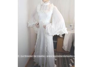 Taille 34 voire peut-etre un petit 36,  voici un modèle très rétro avec cette ancienne robe de mariée avec son majestueux plissé dessiné sur la partie basse et ses grandes manches. Unique et vraiment sublime !