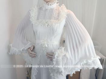 Taille 34 voire peut-etre un petit 36,  voici un modèle très rétro avec cette ancienne robe de mariée avec son majestueux plissé dessiné sur la partie basse et ses grandes manches. Unique et vraiment sublime !
