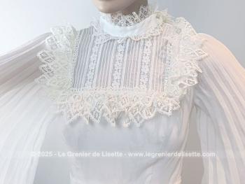 Taille 34 voire peut-etre un petit 36,  voici un modèle très rétro avec cette ancienne robe de mariée avec son majestueux plissé dessiné sur la partie basse et ses grandes manches. Unique et vraiment sublime !