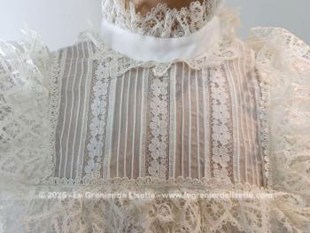 Taille 34 voire peut-etre un petit 36,  voici un modèle très rétro avec cette ancienne robe de mariée avec son majestueux plissé dessiné sur la partie basse et ses grandes manches. Unique et vraiment sublime !