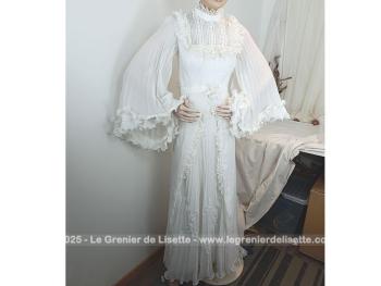Taille 34 voire peut-etre un petit 36,  voici un modèle très rétro avec cette ancienne robe de mariée avec son majestueux plissé dessiné sur la partie basse et ses grandes manches. Unique et vraiment sublime !