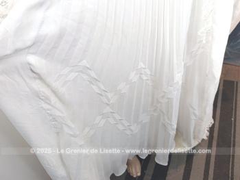 Taille 34 voire peut-etre un petit 36,  voici un modèle très rétro avec cette ancienne robe de mariée avec son majestueux plissé dessiné sur la partie basse et ses grandes manches. Unique et vraiment sublime !