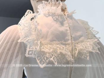 Taille 34 voire peut-etre un petit 36,  voici un modèle très rétro avec cette ancienne robe de mariée avec son majestueux plissé dessiné sur la partie basse et ses grandes manches. Unique et vraiment sublime !
