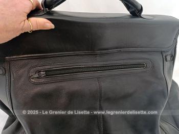 Voici un superbe grand sac de voyage en cuir noir avec une belle forme d'ancienne sacoche de docteur  avec toutes ses poches intérieures et ses 2 grandes ceintures pour fermer le sac.
