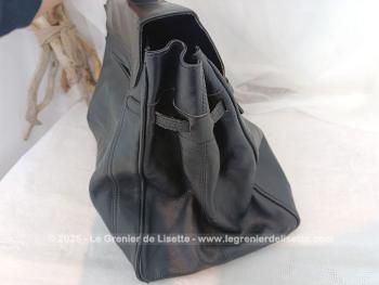 Voici un superbe grand sac de voyage en cuir noir avec une belle forme d'ancienne sacoche de docteur  avec toutes ses poches intérieures et ses 2 grandes ceintures pour fermer le sac.
